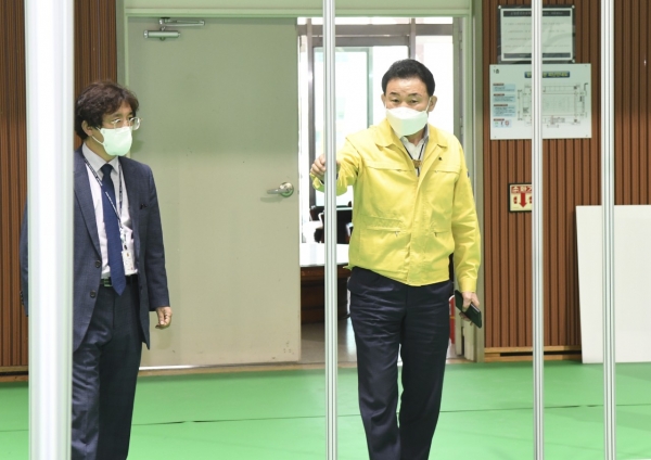 코로나19 예방접종센터로 지정된 부사동 한밭체육관을 찾아 준비 상황을 현장 점검하는 중구청 박용갑 청장
