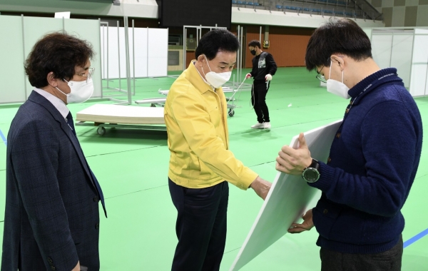 코로나19 예방접종센터로 지정된 부사동 한밭체육관을 찾아 준비 상황을 현장 점검하는 중구청 박용갑 청장