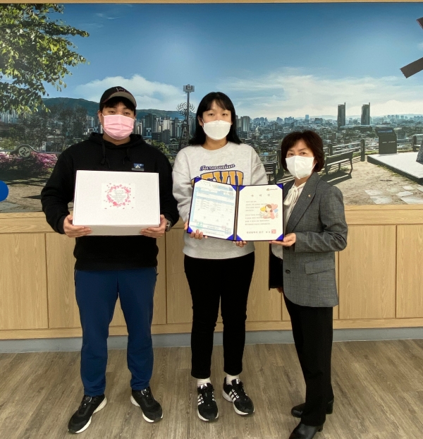 출생가정에 축하장 등 증정 모습