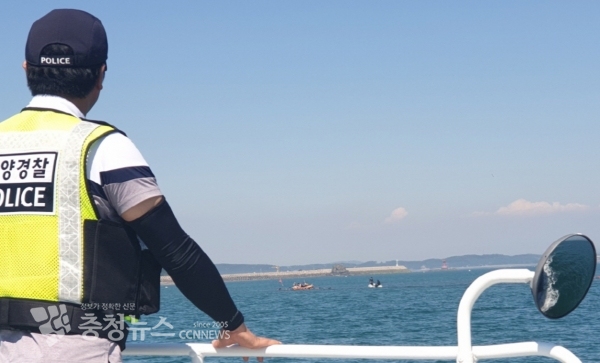 저 멀리 수상레저 활동자의 안전 상황을 살펴보고 있는 해양경찰 / 출처=태안해양경찰서