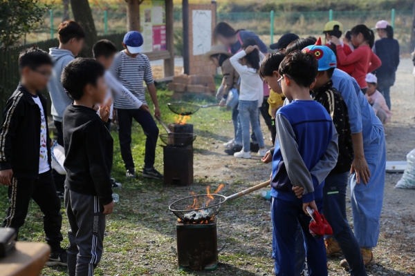 지난 2019년 10월 송악 다라미자운영마을에서 열린 농촌체험 프로그램 ‘군밤굽기체험’
