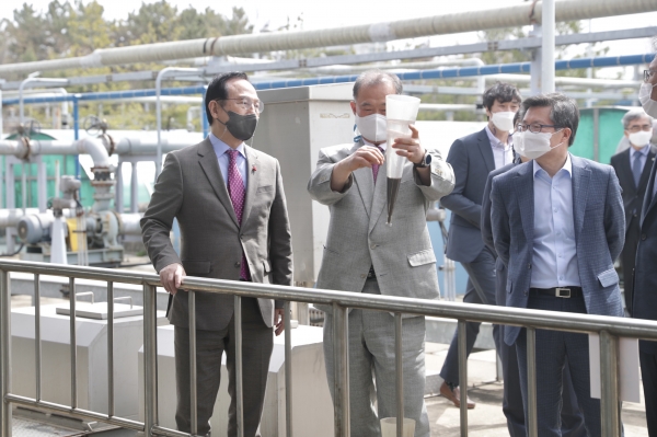 2산단 오폐수 효율적 처리 위해 금강유역환경청, 환국환경공단 등과 협약 후 폐수처리장을 둘러보고 있는 박 시장