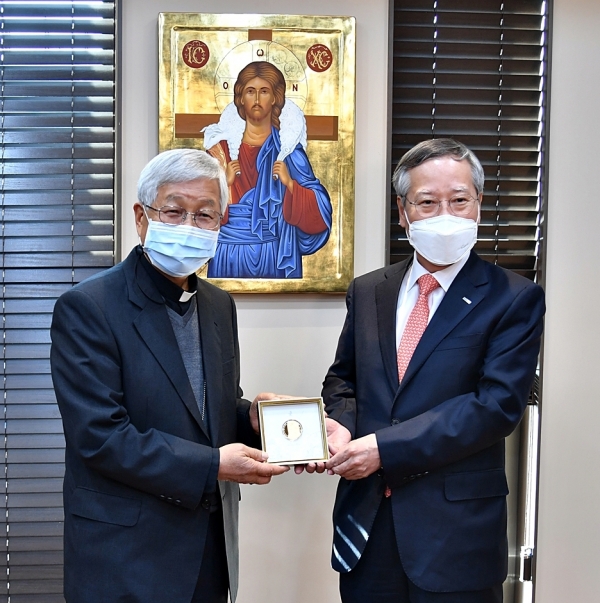 한국조폐공사는 1일 천주교 대전교구청에 2021년 김대건 신부 탄생 200주년 및 유네스코 세계 기념인물 선정을 기념해 제조한 기념메달 1세트를 기증했다. 이 기념메달은 프란치스코 교황에게 증정될 예정이다. (오른쪽 반장식 조폐공사 사장, 왼쪽 유흥식 라자로 천주교 대전교구청장(주교))