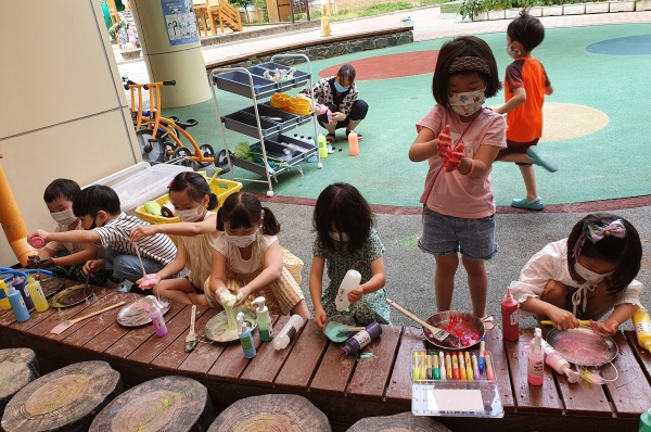 양지유치원 원아들이 학부모와 함께 물감놀이 활동을 하고 있다.