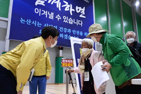 황명선 논산시장이 1일 코로나19예방접종센터에 방문하여 어르신을 만나고 있다