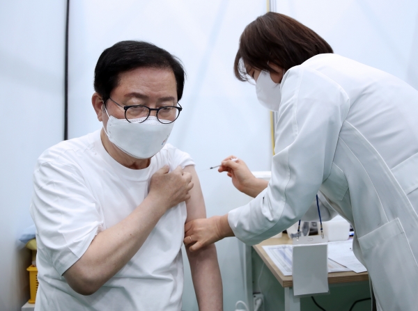 1일 도솔다목적체육관에서 장종태 구청장이 코로나19 예방접종센터 모의훈련 참여 모습