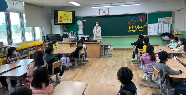 백석대 인성개발원이 아산 인주초등학교를 방문해 ‘나랑 너랑 우리의 마음 감성교육’이라는 주제로 인성교육 프로그램을 진행하고 있다.