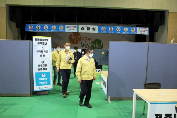 노박래 군수, 코로나19 백신 예방접종센터 현장점검 실시 모습