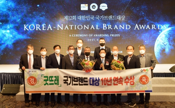 부여군 굿뜨래, 국가브랜드 대상 10년 연속 수상 (박정현 부여군수 수상 장면)