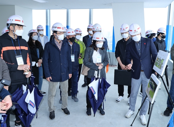 허태정 대전시장과 시 출입기단이 3일 오전 사이언스콤플렉스 현장에서 추진상황을 듣고 있다.