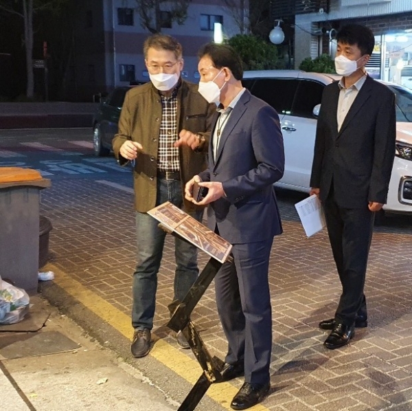 지난 2일 중구 대흥동 일대에서 코로나19 확산 차단을 위해 특별 점검했다. 왼쪽부터 중구 이정노 위생과장, 박용갑 중구청장, 한광희 복지경제국장