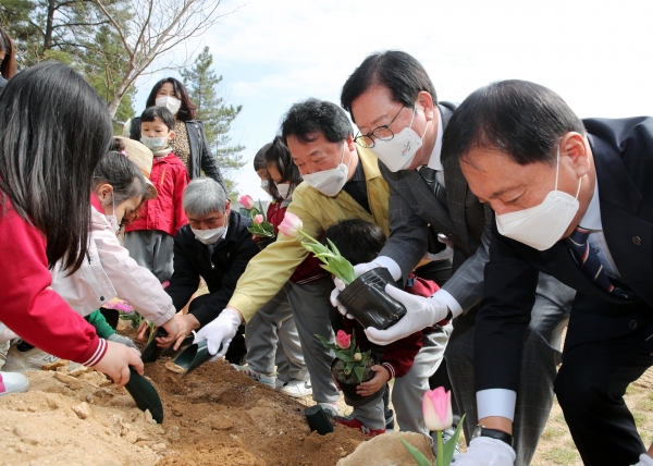 도솔유아숲 체험원(도마동 산27-1)에서 장종태 대전 서구청장, 이선용 서구의회 의장, 김선재 배재대 총장 등이 참여한 가운데 반송 2주 등 50주를 심었다.