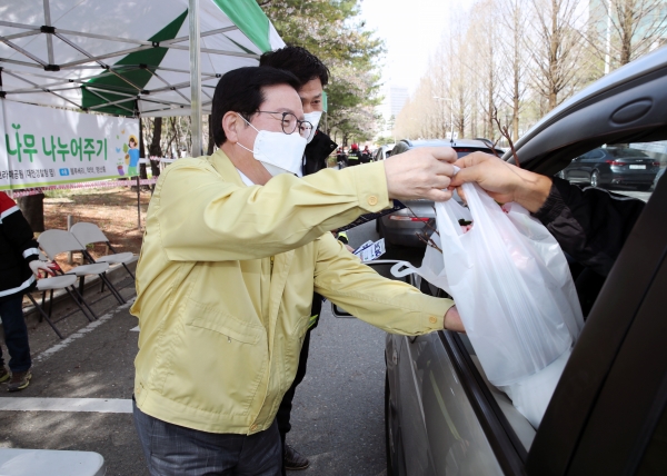보라매공원(대전경찰청 옆)에서 일반 주민을 대상으로 사회적 거리 두기의 일환으로 드라이브스루 방식으로 ‘나무 나눔 행사’를 했다.