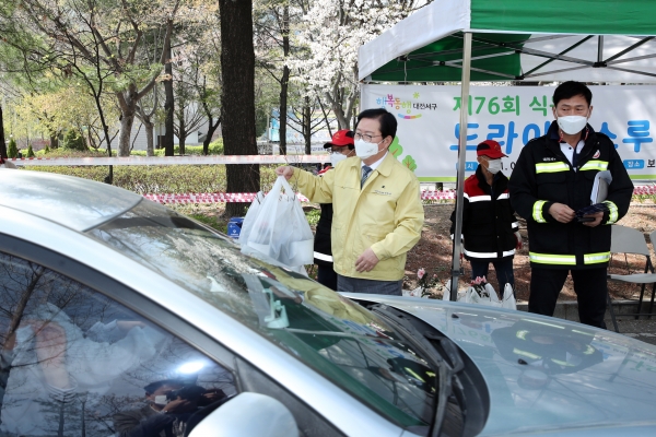 보라매공원(대전경찰청 옆)에서 일반 주민을 대상으로 사회적 거리 두기의 일환으로 드라이브스루 방식으로 ‘나무 나눔 행사’를 했다.