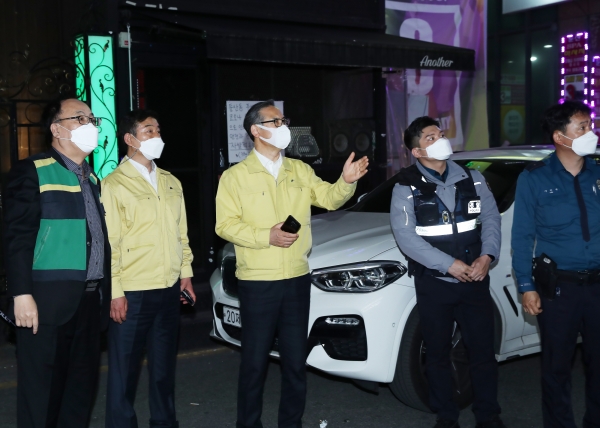 지난 2일 저녁 구청 26개 실ㆍ과 공무원과 둔산경찰서가 합동으로 16개 점검반을 편성하여 20ㆍ30대 젊은 층이 밀집되는 갤러리아타임월드 백화점 주변 등 둔산·괴정·관저 일대의 식당ㆍ카페 등을 합동점검 했다.