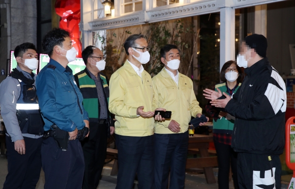 지난 2일 저녁 구청 26개 실ㆍ과 공무원과 둔산경찰서가 합동으로 16개 점검반을 편성하여 20ㆍ30대 젊은 층이 밀집되는 갤러리아타임월드 백화점 주변 등 둔산·괴정·관저 일대의 식당ㆍ카페 등을 합동점검 했다.