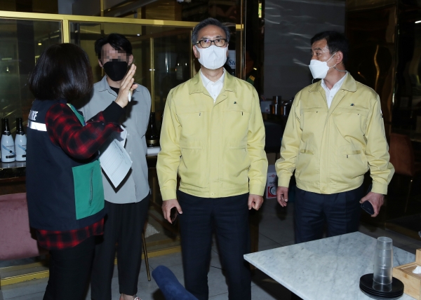 지난 2일 저녁 구청 26개 실ㆍ과 공무원과 둔산경찰서가 합동으로 16개 점검반을 편성하여 20ㆍ30대 젊은 층이 밀집되는 갤러리아타임월드 백화점 주변 등 둔산·괴정·관저 일대의 식당ㆍ카페 등을 합동점검 했다.