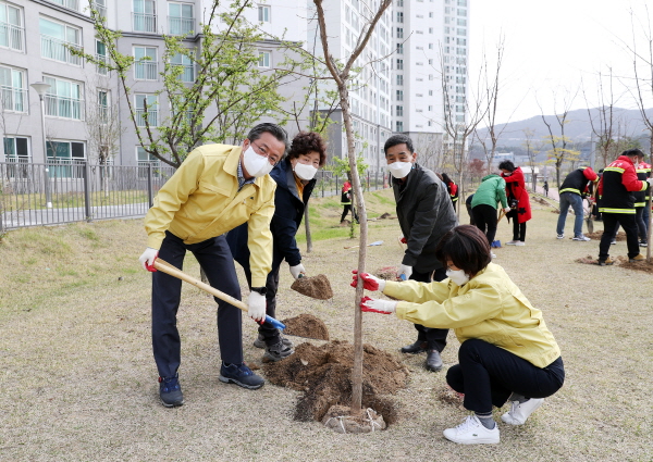 지난 2일 제76회 식목일을 맞아 정용래 유성구청장이 구민과 함께 나무심기에 나섰다.