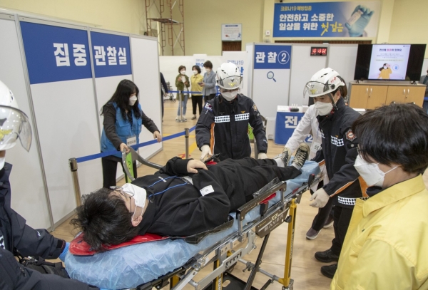 코로나19 예방접종 모의훈련 중 아나필락시스 이상반응 환자에 응급처치 후 이송하고 있다.