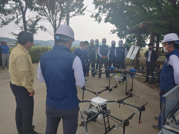 공동방제현장 오세현 시장 방문 참관 장면