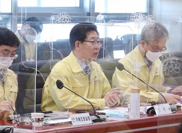 양승조 충남도지사가 5일 자치경찰위원회 출범식이 연기된 것에 대해 송구스럽다고 말했다.