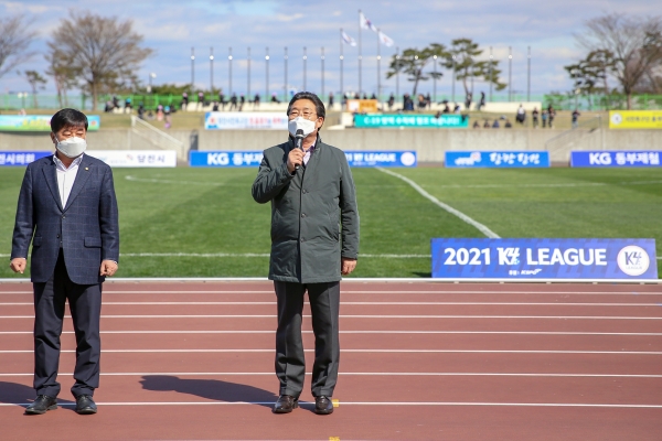 당진시민축구단 홈경기 개막식에서 김홍장 시장이 인사말을 하고 있다.