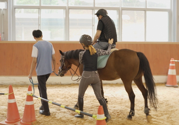 복용승마장에서 장애인재활승마를 체험하고 있다.