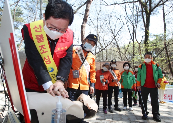 ‘제301차 안전점검의 날’ 캠페인에 장종태 구청장 동참 모습