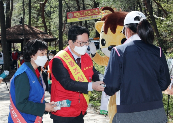 ‘제301차 안전점검의 날’ 캠페인에 장종태 구청장 동참 모습