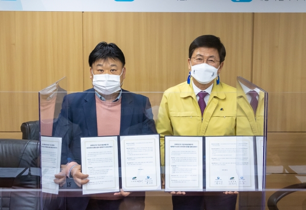 최교진 교육감(오른쪽)과 최종태 협회장이 장애학생의 진로·직업교육 활성화를 위한 업무 협약을 체결하고 있다.