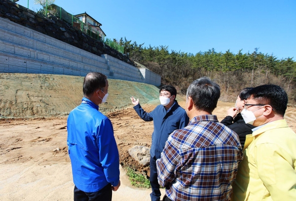 맹정호 서산시장인 지난 5일 팔봉면 어송리 석축 보수공사 준공 현장을 방문해 마을 주민들과 석축을 점검하고 이야기 나누는 장면