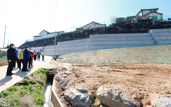 지난 5일 팔봉면 어송리 석축 보수공사 준공 현장을 방문해 마을 주민들과 석축을 점검하고 이야기 나누는 장면