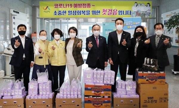 서산시의회(의장 이연희)가 코로나19 최일선에서 사투를 벌이고 있는 보건소를 방문해 직원들을 격려했다.