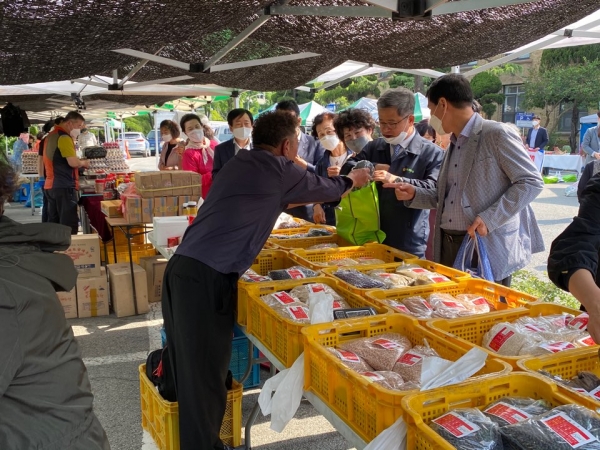 6일 오전 9시 옛 충남도청 광장에서 『2021년 화요 직거래장터』 개장 모습