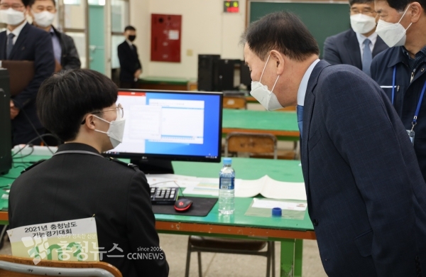 김지철 충남교육감이 충남기능경기대회에 참여한 학생을 격려하고 있다.