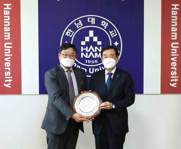 한남대 이광섭 총장은 김영훈 부사장에게 감사패를 전달했다.