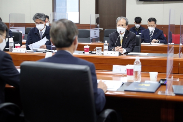 동반성장 간담회에서 발언중인 김한영 이사장(가운데)