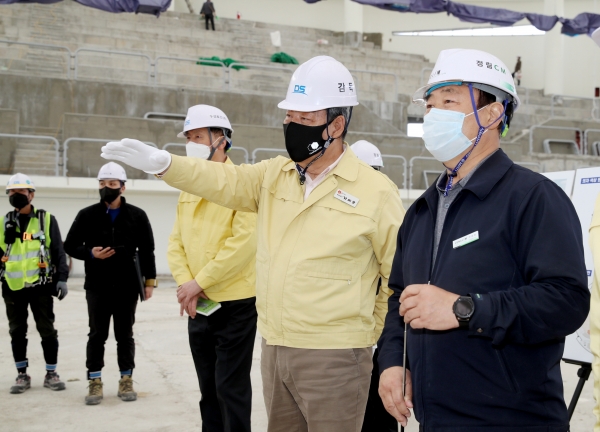 ‘태안 종합실내체육관’ 공사 현장을 방문한 가세로 태안군수 모습.