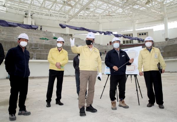 ‘태안 종합실내체육관’ 공사 현장을 방문한 가세로 태안군수 모습.
