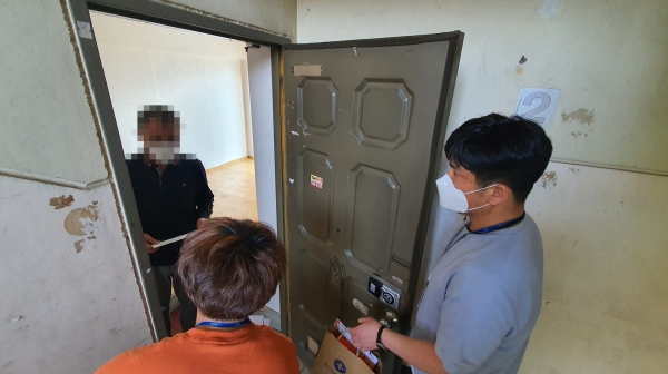 자가격리자 대상 전달 물품 장면