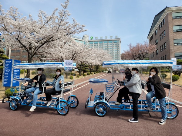 백석대학교· 백석문화대학교 재학생들이 캠퍼스 내 베데스다공원에서 ‘협업강화 프로그램’을 진행하고 있다.