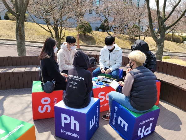 백석대학교· 백석문화대학교 재학생들이 캠퍼스 내 베데스다공원에서 주어진 과제를 서로 토의하고 있다.