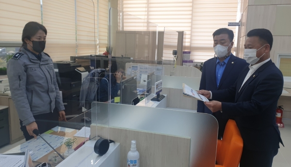 천안시의회 윤리특별위원회 권오중 위원장과 유영채 부위원장이 7일 충남경찰청에 부동산 투기 전수 조사를 위한 개인정보 이용 수집 동의서를 제출하고 있다.