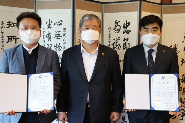 ‘제48회 상공의 날’유공자에 표창장 전달 (좌측부터 천용태 대표이사, 정태희 회장, 정환명 공장장)