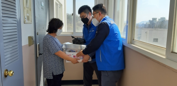 강원본부 직원들이 지난 5일 태장2동 행정복지센터에서 사랑의 식료품 배달행사를 시행하고 있다.