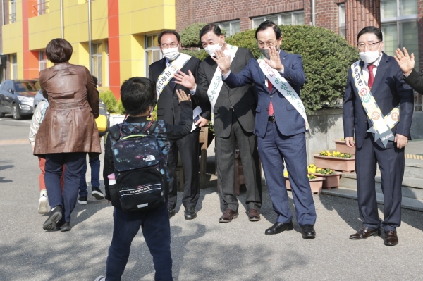 박상돈 천안시장이 지난 7일 오전 천안인애학교를 찾아 등교 차량에서 하차하는 학생들에게 반갑게 인사하고 있다.