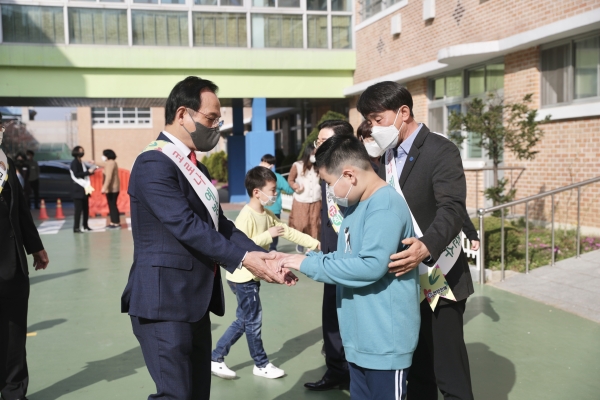 박상돈 천안시장이 지난 7일 오전 천안인애학교를 방문해 학생들과 산책로를 함께 걷고 있다.