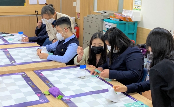 배재대 AI·SW중심대학사업단이 6일부터 3개월간 대전지역 5개 고교 특수학급 학생 81명을 대상으로 코딩교육을 진행한다. 사진은 교육 모습.