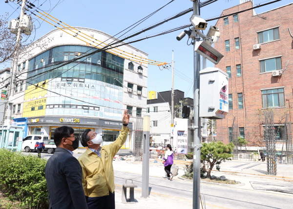 8일 궁동 욧골문화공원에서 정용래 유성구청장(오른쪽)이 AI기반 쓰레기 무단투기 감시시스템 시연회에 참석했다