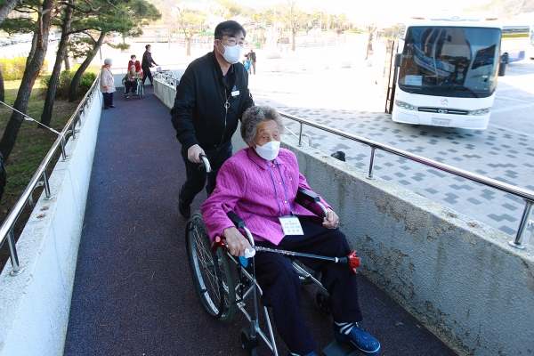 백신접종을 위해 방문하는 만 75세 이상 어르신들을 보조하는 장면